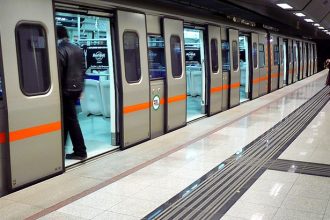 "Ντου" κουκουλοφόρων στο μετρό Κεραμεικού προκαλώντας φθορές