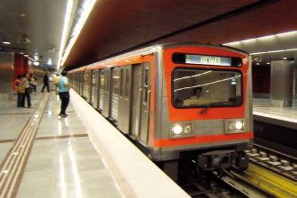 Ζαλίστηκε και έπεσε στις ράγες του μετρό