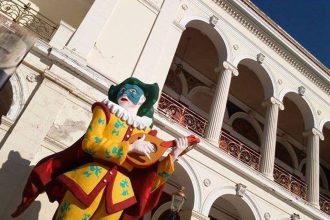 Πάτρα: "Φούντωσε" ... μπάστακας στην πλατεία Γεωργίου