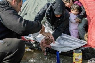 Ξεγέννησαν μωρό στις λάσπες της Ειδομένης