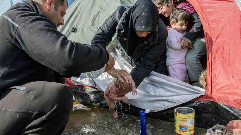 Ξεγέννησαν μωρό στις λάσπες της Ειδομένης