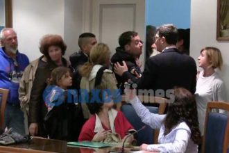 Χαμός στο δημοτικό συμβούλιο της Νάξου - Εβγαλε μαχαίρι γιατί προσέβαλαν τη γυναίκα του