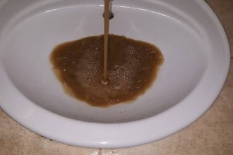 Νερό… με λάσπη τρέχει στις βρύσες των σπιτιών στα Αγιοβλασίτικα!