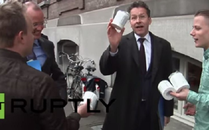 Υποδέχθηκαν με χαρτί υγείας τον Ντάισελμπλουμ - ΒΙΝΤΕΟ