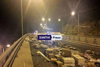 Εγνατία: Δίπλωσε νταλίκα, σκόρπισαν στο δρόμο ηλεκτρικές συσκευές και φρούτα