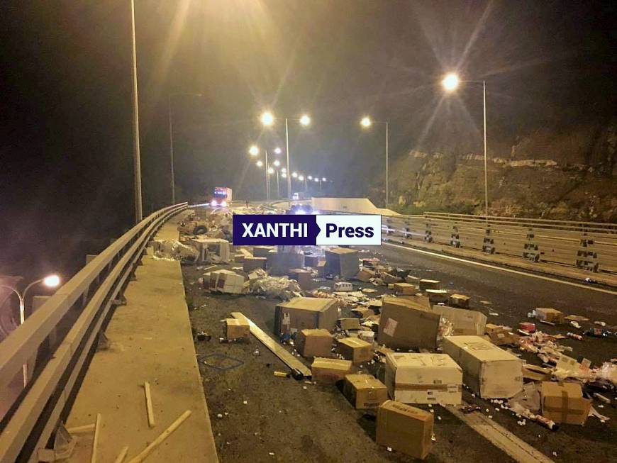 Εγνατία: Δίπλωσε νταλίκα, σκόρπισαν στο δρόμο ηλεκτρικές συσκευές και φρούτα