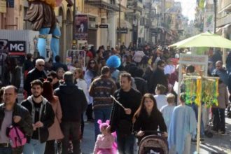 Λεωφορεία, τρένα και ΙΧ φέρνουν κόσμο για το Πατρινό Καρναβάλι