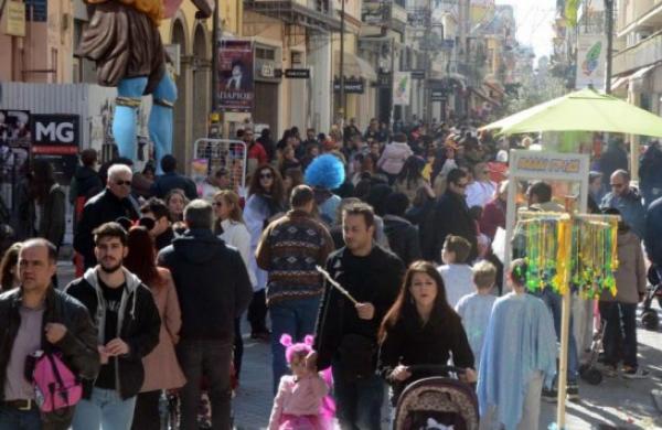 Λεωφορεία, τρένα και ΙΧ φέρνουν κόσμο για το Πατρινό Καρναβάλι