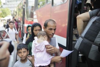 Δυτική Ελλάδα: Κατέφθασαν με τα πούλμαν οι 300 πρόσφυγες από τον Πειραιά στη Μυρσίνη - Στο σημείο φορείς της Περιφέρειας και του Δήμου ΔΕΙΤΕ ΦΩΤΟ
