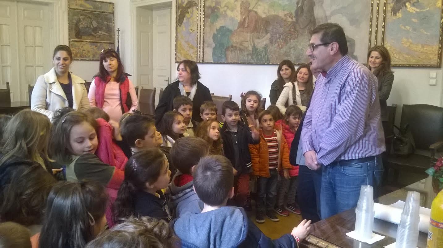 Νηπιάκια στον δήμαρχο Πατρέων! ΦΩΤΟΓΡΑΦΙΕΣ