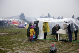 Νεαρή Σύρια έπαιξε πιάνο στην Ειδομένη