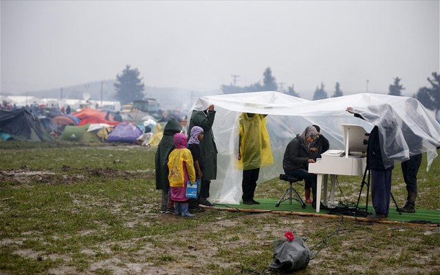 Νεαρή Σύρια έπαιξε πιάνο στην Ειδομένη