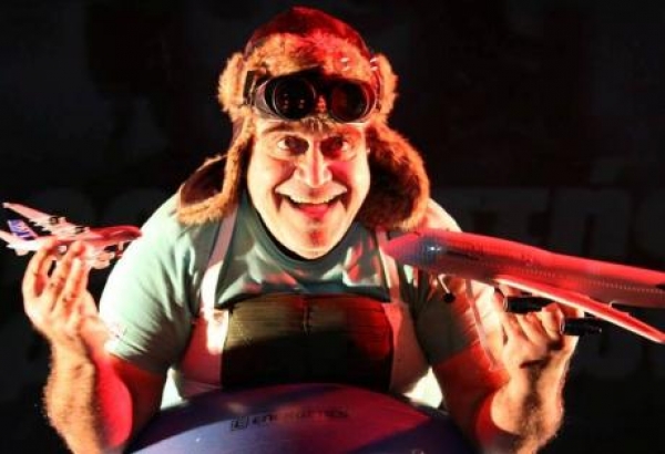 Ο «Ισορροπιστής αεροσκαφών» με τον Δημήτρη Πιατά στην Πάτρα