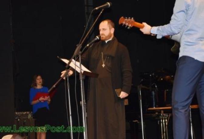 Απίστευτο: Παπάς τραγουδά το «Λιώμα σε γκρεμό» του Παντελίδη - ΒΙΝΤΕΟ