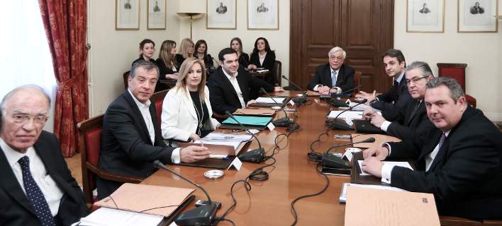 Σε εξέλιξη το κρίσιμο συμβούλιο των πολιτικών αρχηγών - Ο Τσίπρας μοίρασε από έναν καφέ φάκελο με στοιχεία για το προσφυγικό