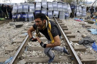 Ειδομένη: Νέα συγκέντρωση διαμαρτυρίας προσφύγων στα κλειστά σύνορα - Ενισχύσεις έστειλαν οι Σκοπιανοί - BINTEO