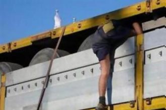 Πάτρα: Μαζί με τους μετανάστες επέστρεψε και ο φόβος στους οδηγούς φορτηγών - Ανησυχία για "εισβολή" στα οχήματα τους