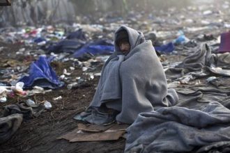 Ένταση μεταξύ προσφύγων για ένα ζευγάρι παπούτσια - ΒΙΝΤΕΟ