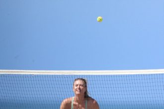 Η Σαράποβα, αφού βρέθηκε ντοπέ, έβαλε μαγιό, κολάν και πήγε παραλία για τένις