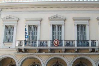 Χρήματα στον Εμπορικό Σύλλογο Πατρών για τη βοήθεια προσφύγων από την Συνομοσπονδία Εμπορίου