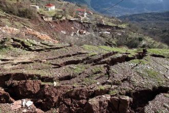 Δυτική Ελλάδα: Εκκενώνεται τμήμα του χωριού Κλεπά Ναυπακτίας - Οι κατολισθήσεις απομακρύνουν τους κατοίκους, κλειστή η επαρχιακή οδός