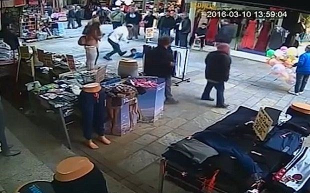 Μαγαζάτορας χτυπά προσφυγόπουλο στην Τουρκία - ΔΕΙΤΕ ΒΙΝΤΕΟ