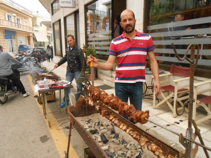 Αίγιο: Γιόρτασαν την Τσικνοπέμπτη με υπαίθριες ψησταριές - ΔΕΙΤΕ ΦΩΤΟΓΡΑΦΙΕΣ