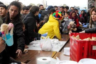 Η Βάνα Μπάρμπα γιόρτασε τα κούλουμα μαζί με τους πρόσφυγες στο Ελληνικό