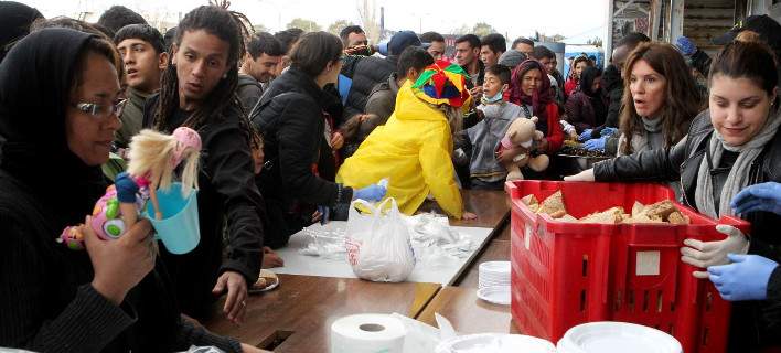 Η Βάνα Μπάρμπα γιόρτασε τα κούλουμα μαζί με τους πρόσφυγες στο Ελληνικό