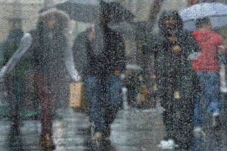 Βροχερό το τριήμερο της 25ης Μαρτίου, παραμένει η σκόνη στην ατμόσφαιρα