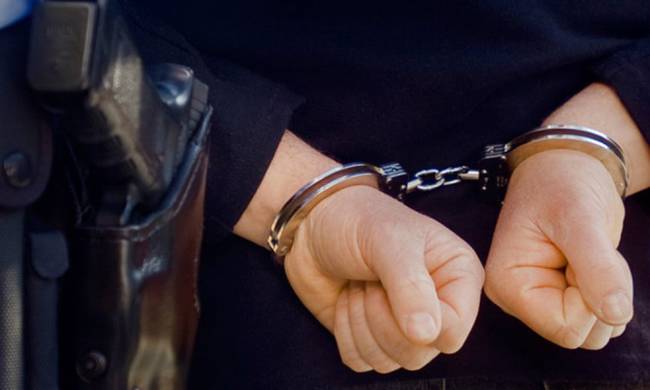 Ηλεία: Νεαροί έσπασαν τη τζαμαρία σε τραπεζικό υποκατάστημα - Συνελήφθησαν λίγες ώρες αργότερα