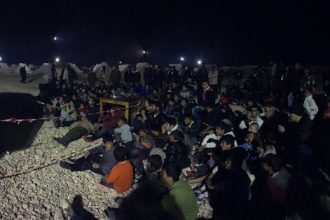 Οι πρόσφυγες στον Κάτσικα Ιωαννίνων βλέπουν το Μπαρτσελόνα – Ρεάλ Μαδρίτης