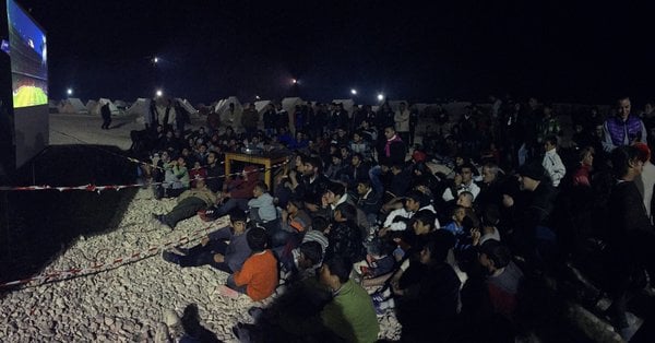 Οι πρόσφυγες στον Κάτσικα Ιωαννίνων βλέπουν το Μπαρτσελόνα – Ρεάλ Μαδρίτης