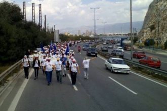 Ενθουσιώδης υποδοχή της μεγάλης πορείας αγώνα κατά της ανεργίας στο Χαϊδάρι - Χιλιάδες πολιτών συμμετέχουν και θα καταλήξουν στο Σύνταγμα - ΔΕΙΤΕ ΦΩΤΟ
