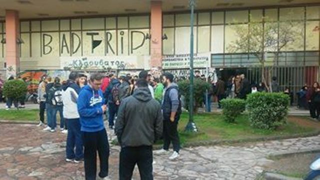 Αγρίνιο: Απέκλεισαν την εφορία οι φοιτητές