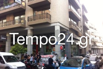 Πάτρα: Διαμαρτυρία φοιτητικών συλλόγων σε γνωστή αλυσίδα καταστημάτων για απολύσεις - ΔΕΙΤΕ ΦΩΤΟ