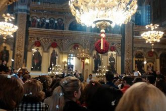 Πάτρα: Ξεχωριστή και με πλήθος κόσμου η Πρώτη Ανάσταση στον Άγιο Δημήτριο - Ροδοπέταλα έπεφταν από τον τρούλο ΔΕΙΤΕ ΦΩΤΟΓΡΑΦΙΕΣ