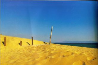 Απαγορεύονται τα τροχοφόρα στους αμμολόφους της Στροφυλιάς