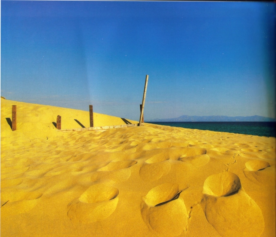 Απαγορεύονται τα τροχοφόρα στους αμμολόφους της Στροφυλιάς