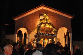 O Δήμαρχος Πατρέων στην περιφορά των Επιταφίων