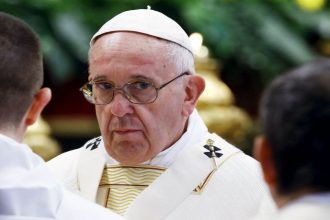 Λέσβος: Γιατί πήρε μαζί του 12 πρόσφυγες ο Πάπας