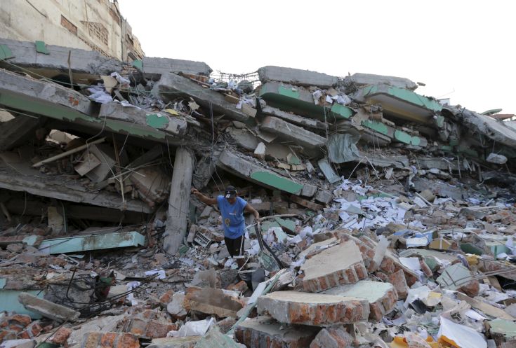 Ισημερινός: Άγγιξαν τους 413 οι νεκροί από τα φονικά 7,8 ριχτερ