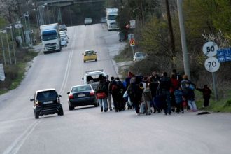 Πρόσφυγες κατέλαβαν την Εθνική οδό Λάρισας-Τρικάλων