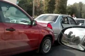 Πάτρα: Πεζός προσπάθησε να διασχίσει το δρόμο και ακολούθησε... χάος! - Καραμπόλα πέντε αυτοκινήτων στην Ακτή Δυμαίων