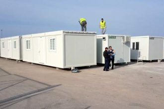 Ετοιμάζουν 4.000 θέσεις για τους πρόσφυγες στον Σκαραμαγκά