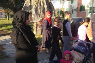 Ηλεία: Η πρώτη μέρα των προσφύγων στη Μυρσίνη - Μεταξύ τους και ένα νεογέννητο