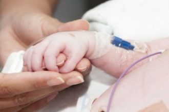 Γέφυρα ζωής για πρόωρο βρέφος μόλις 4 ωρών