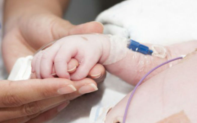 Γέφυρα ζωής για πρόωρο βρέφος μόλις 4 ωρών