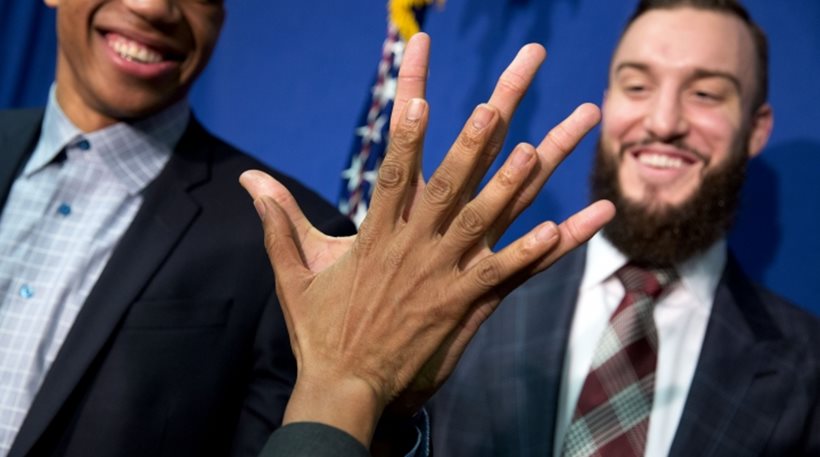 Το «Give me five» του Ομπάμα με τον Αντετοκούνμπο