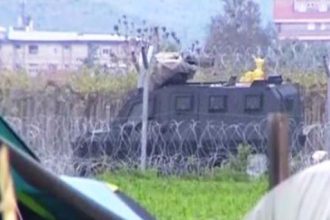 Σκόπια: Έβαλαν θωρακισμένα οχήματα πίσω από τον φράχτη στην Ειδομένη - ΒΙΝΤΕΟ